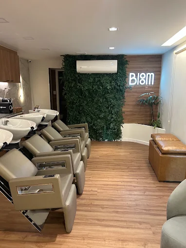Espaço Bloom - Lavatórios e Parede Verde em Boa Viagem